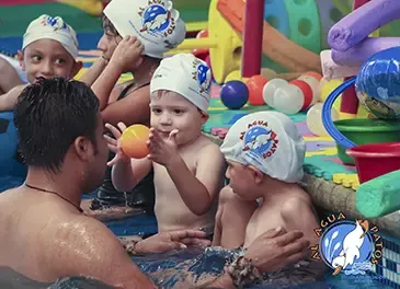 Niños jugando en la alberca