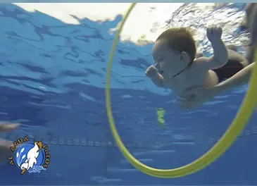 Niño practicando patada de crol